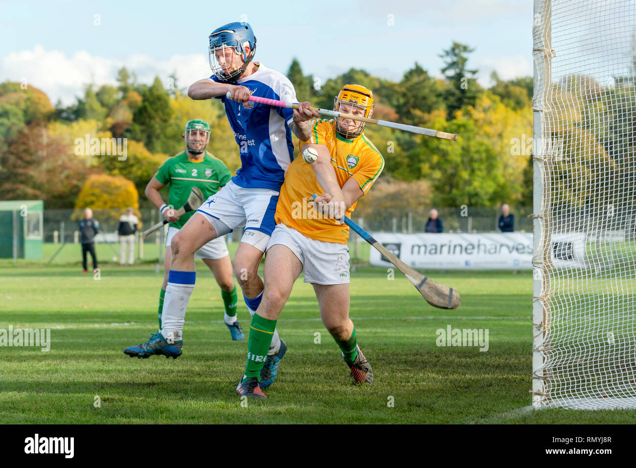 Aktion vor dem Tor während der Schottland / Irland Shinty/Hurling International gespielt an der Bught, Inverness. Stockfoto