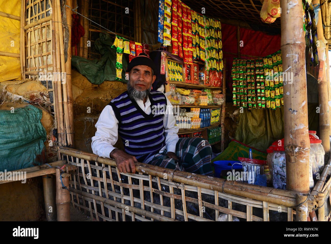 Ein Rohingya Flüchtlinge Mann warten auf Kunden in seinem Geschäft in der Balukhali Flüchtlingslager in Ukhia, Cox's Bazar, Bangladesch. Am Februar 02, 2019 Stockfoto