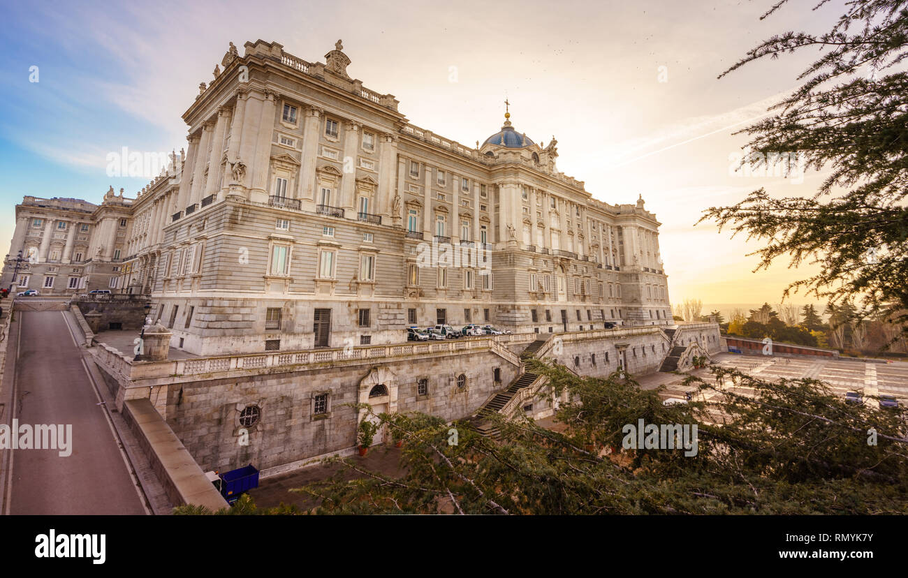 Der Königliche Palast in Madrid ist der größte Palast der Königlichen Familie von Spanien. Hier, wo die wichtigsten Feierlichkeiten im Zusammenhang mit dem König statt. Stockfoto