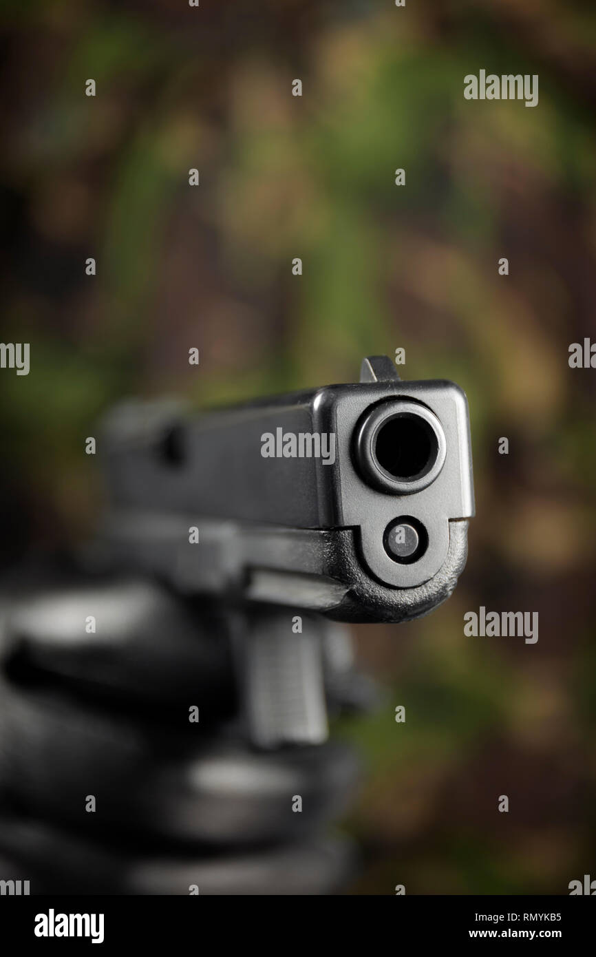 Glock 17 9-mm-Pistole, mit Camouflage Hintergrund. Stockfoto
