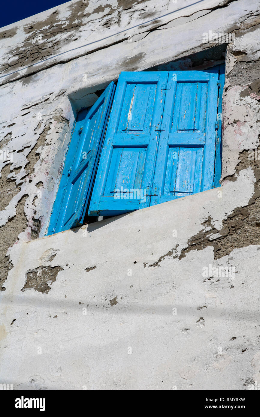 Verwitterte blaue Fenster auf der Kykladeninsel Paros, Griechenland Stockfoto