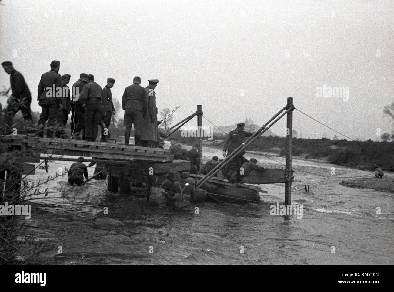 Wehrmacht Heer Ausbildung der Brückenpioniere/Brückenbau - deutsche Armee der Brücke Ingenieure mit einem Brückenbau Stockfoto