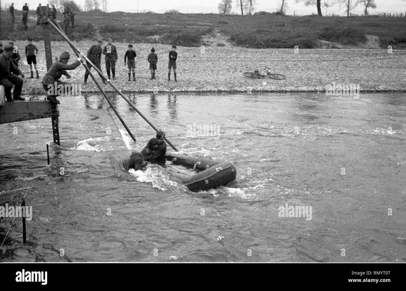 Wehrmacht Heer Ausbildung der Brückenpioniere/Brückenbau - deutsche Armee der Brücke Ingenieure mit einem Brückenbau Stockfoto