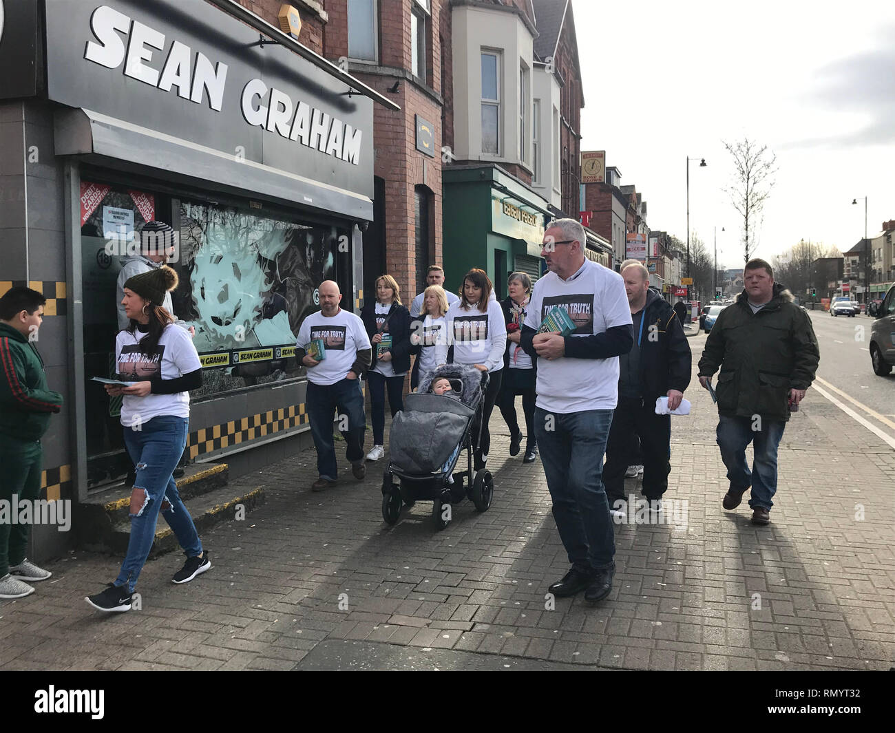 Menschen an der Zeit für Wahrheit Kampagne am Samstag außerhalb der Sean Graham Buchmacher auf Ormeau Road in Belfast, das Sammeln von Unterschriften für eine Petition an die Mechanismen mit der bewegten Vergangenheit von Nordirland zu beschäftigen. Stockfoto