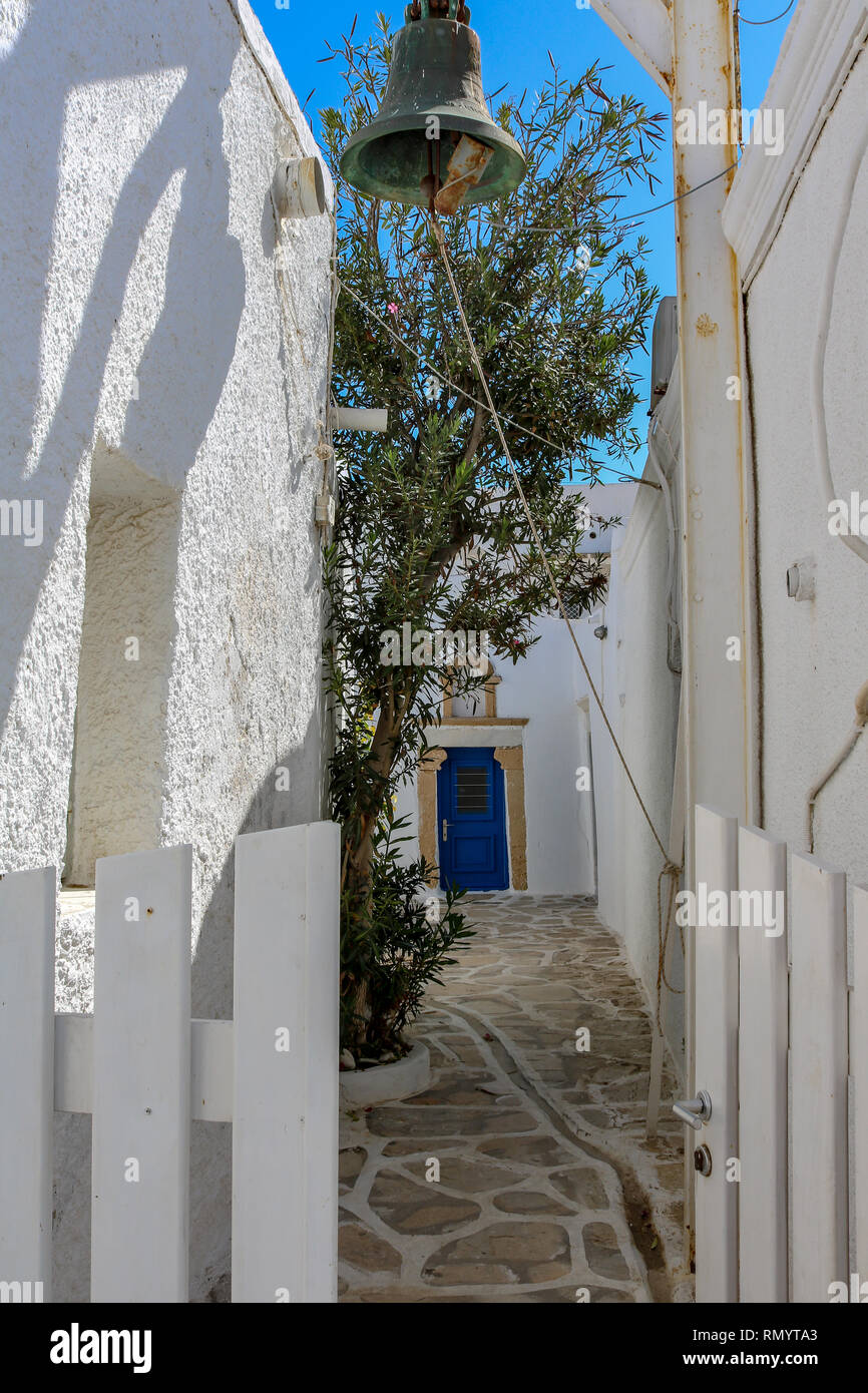 Gasse mit einer Glocke auf der Kykladeninsel Paros, Griechenland Stockfoto