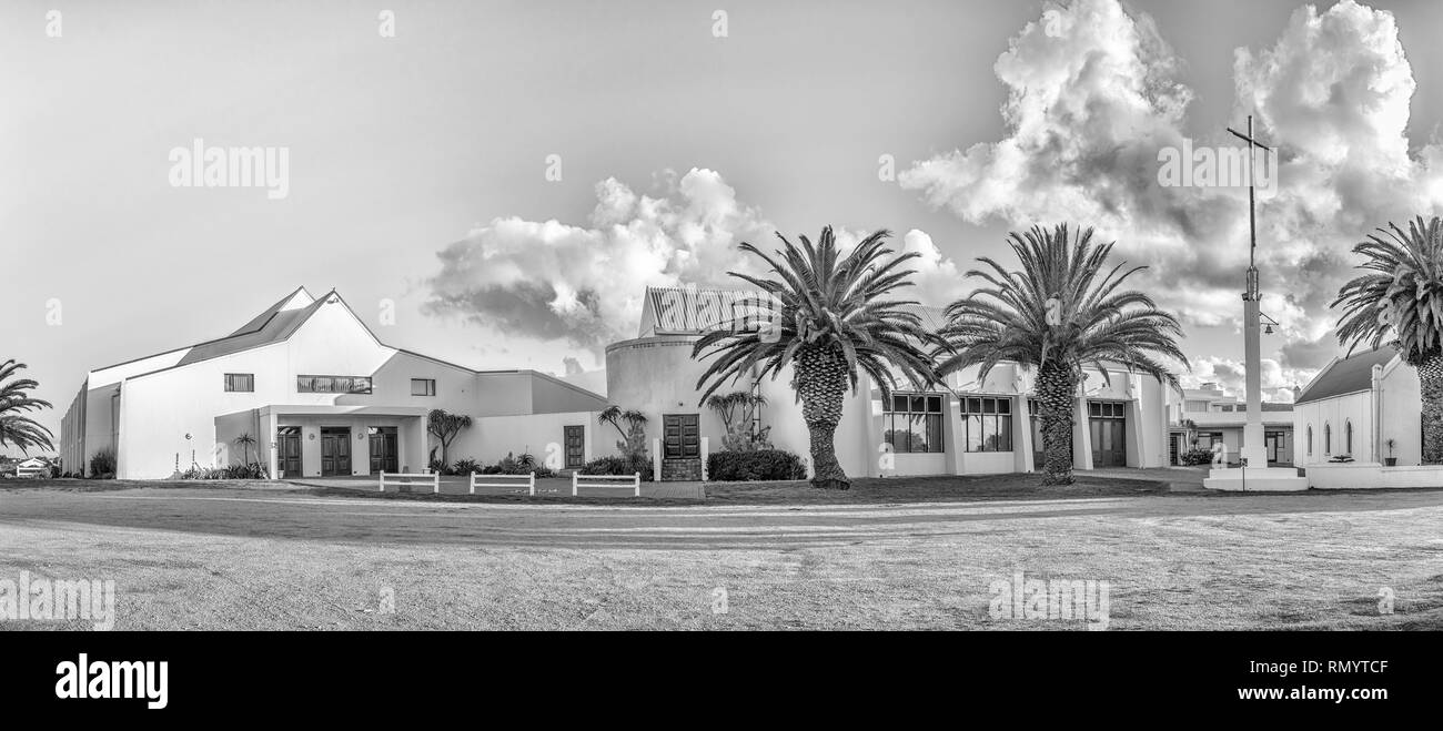LANGEBAAN, SÜDAFRIKA, 20. AUGUST 2018: Panorama der niederländischen Kirche in Langebaan in der Western Cape Provinz reformiert. Schwarzweiß Stockfoto