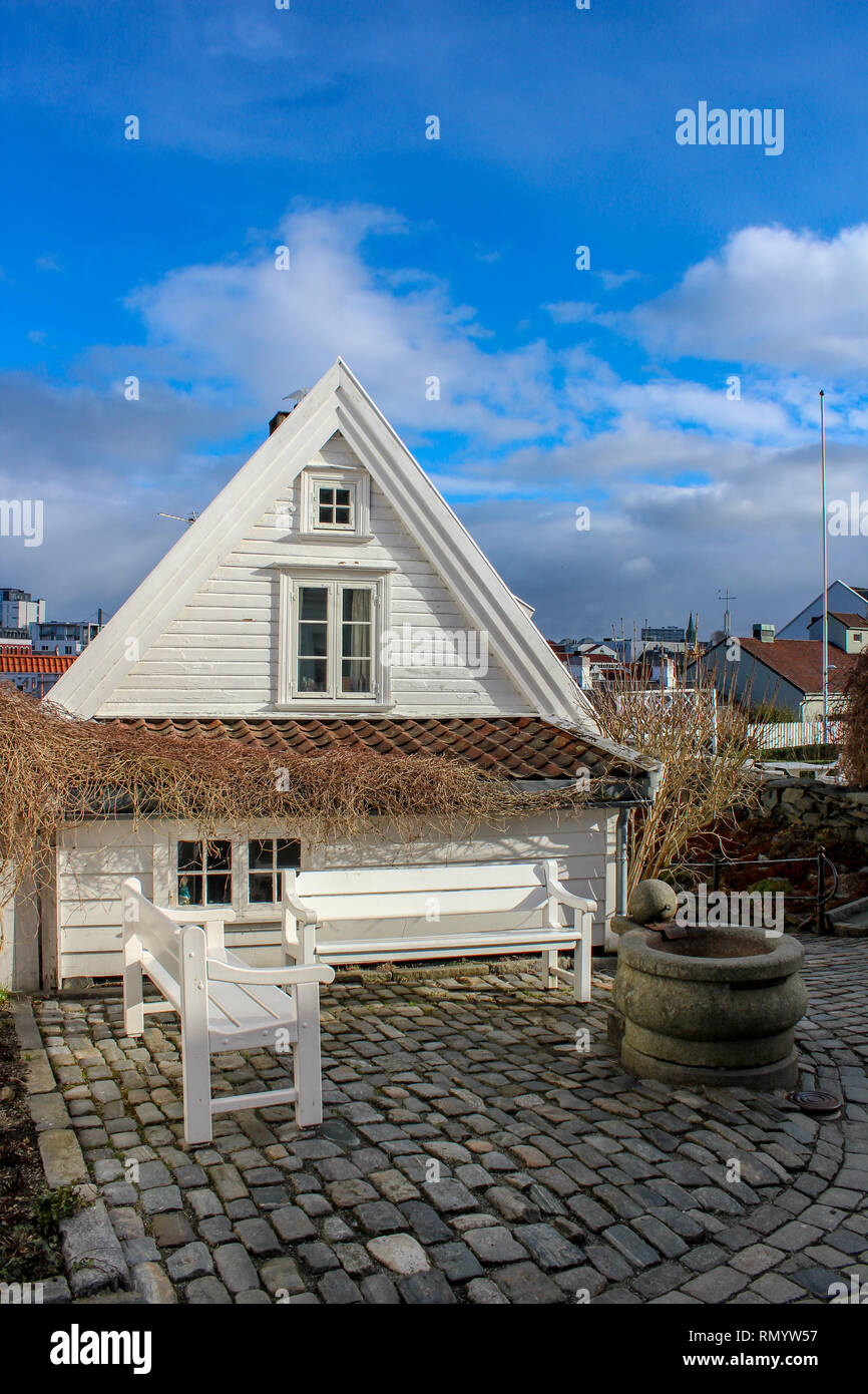 Weiße Haus und Sitzbank in der Altstadt von Stavanger, Norwegen/Gamle Stavanger Stockfoto