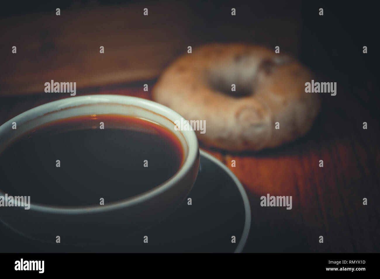 Kaffee. Glas Kaffee Tasse auf hölzernen Hintergrund. Vintage Style Stockfoto
