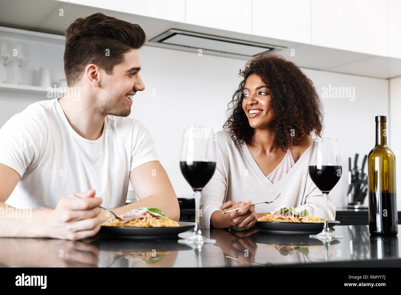 Schonen Jungen Multiethnischen Paar Fur Ein Romantisches