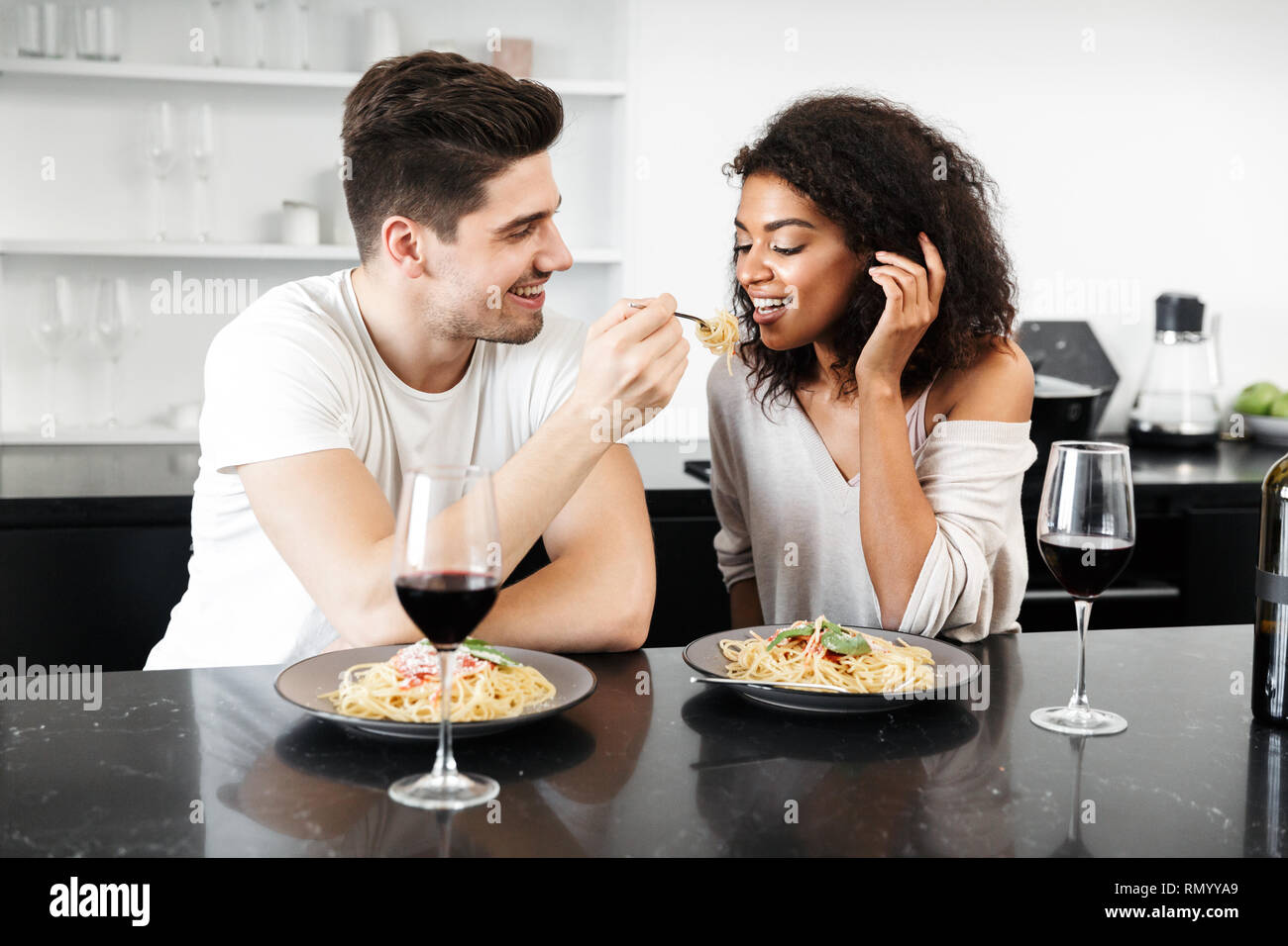 Schonen Jungen Multiethnischen Paar Fur Ein Romantisches