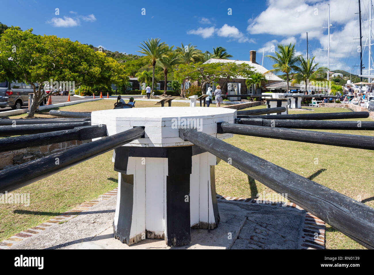 Historische Holz- winde, Nelson's Dockyard, Nelson's Dockyard National Park, St Paul Pfarrei, Antigua, Antigua und Barbuda, Kleine Antillen, Karibik Stockfoto