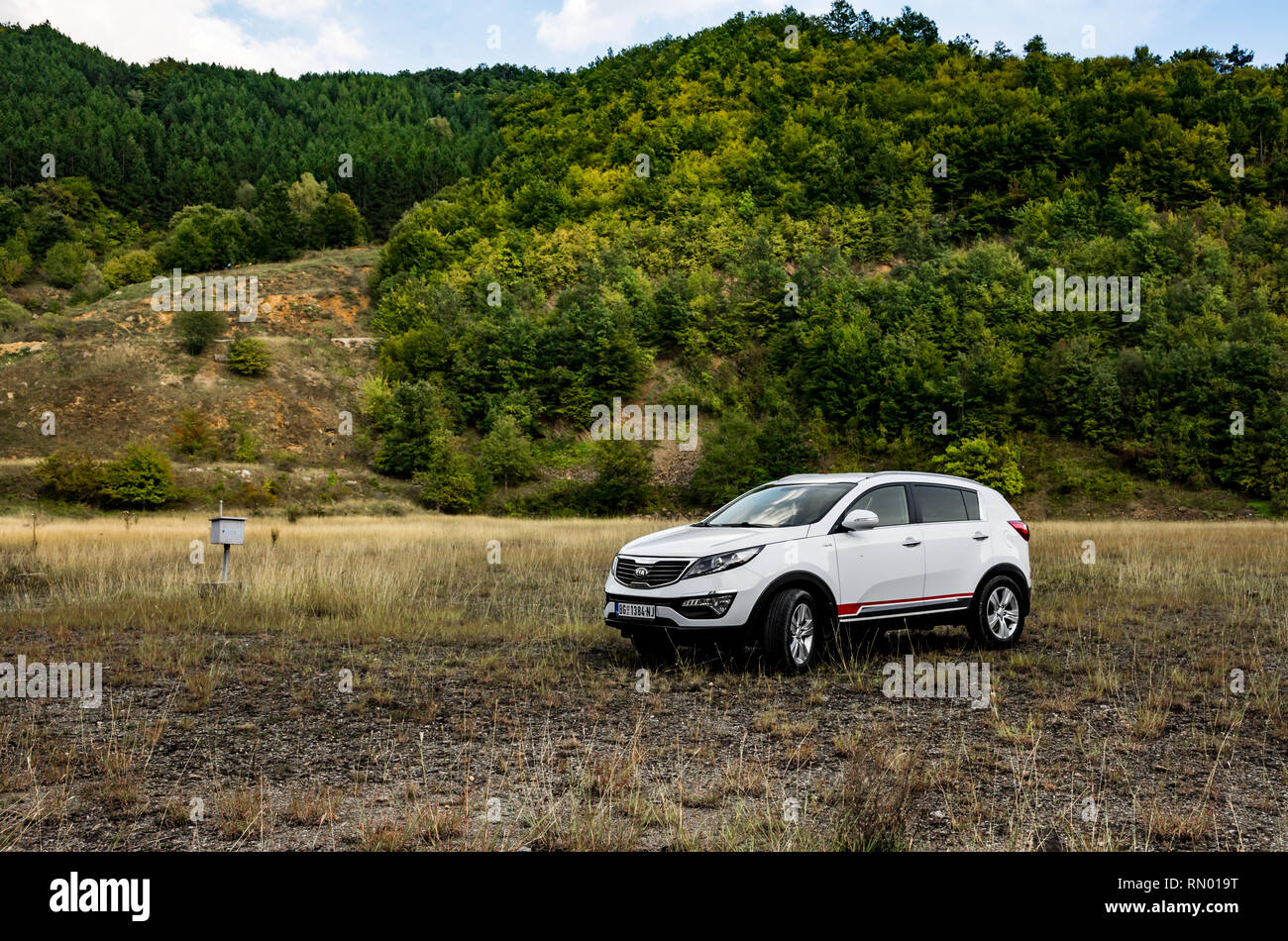 Auto Kia Sportage 2.0 CRDI Awd oder 4x4, Farbe: Weiß, auf der Wiese. Stockfoto