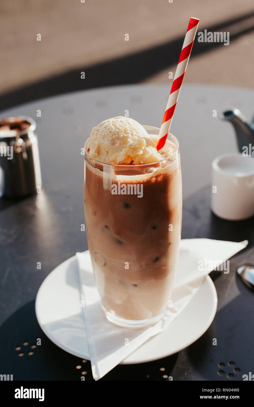 Iced Latte mit Eis Schwimmer Stockfoto