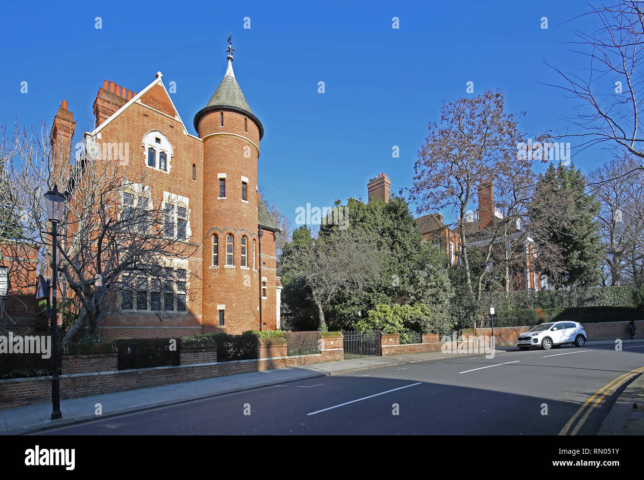 Das Tower House, Kensington (links) von Jimmy Page von Led Zeplin besessen. Robbie Williams House, nebenan (rechts). Die zwei sind in Planung. Stockfoto