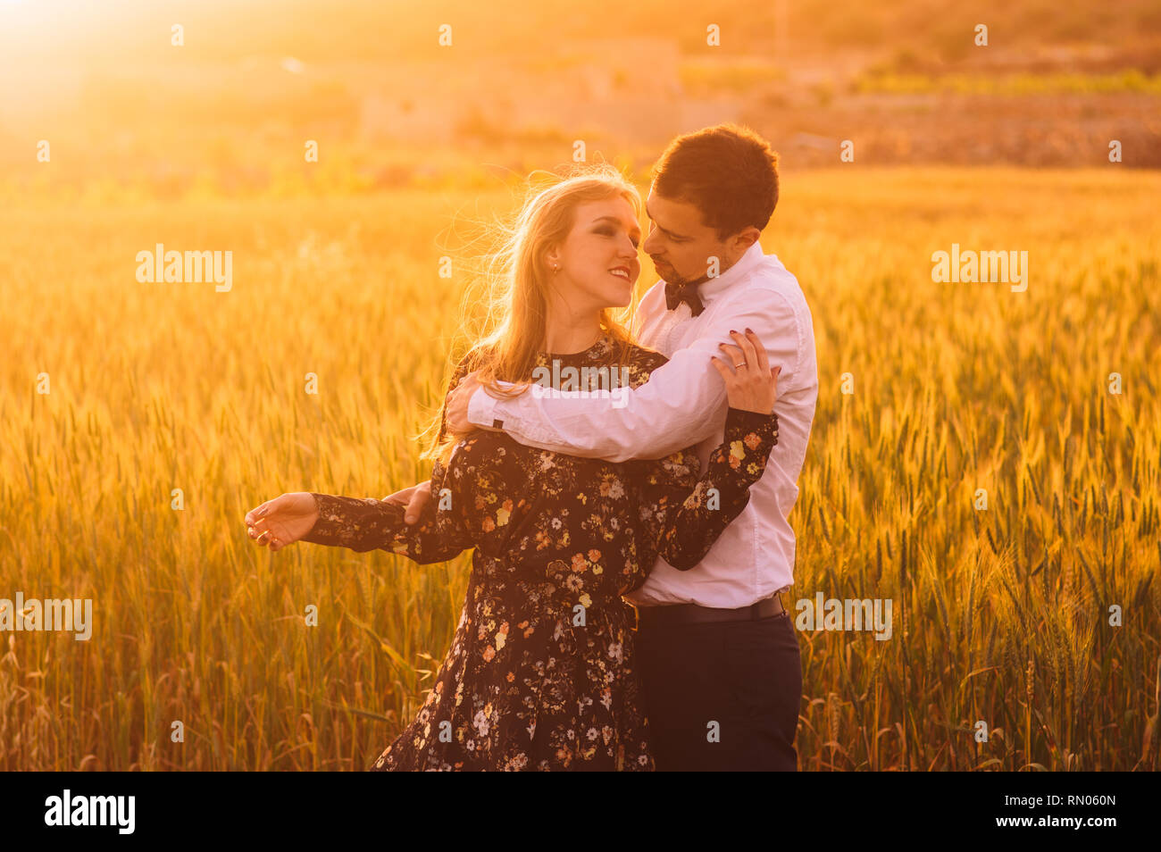 Mann und Frau in Weizen Feld in der Dämmerung, Landschaft Malta Stockfoto