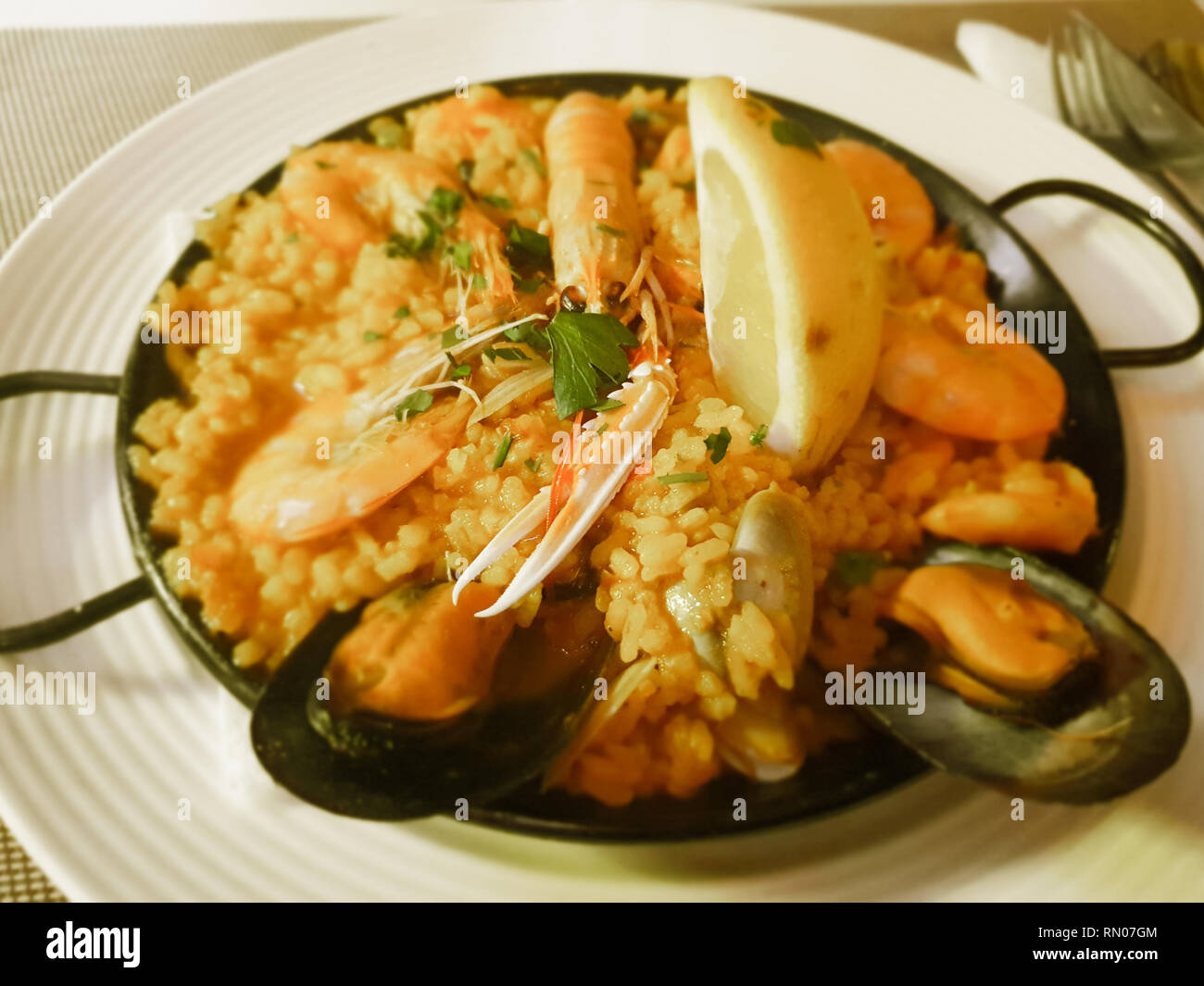 Bild von eine traditionelle spanische Paella mit Meeresfrüchten und Geflügel. In einem Metall serviert pan. Stockfoto