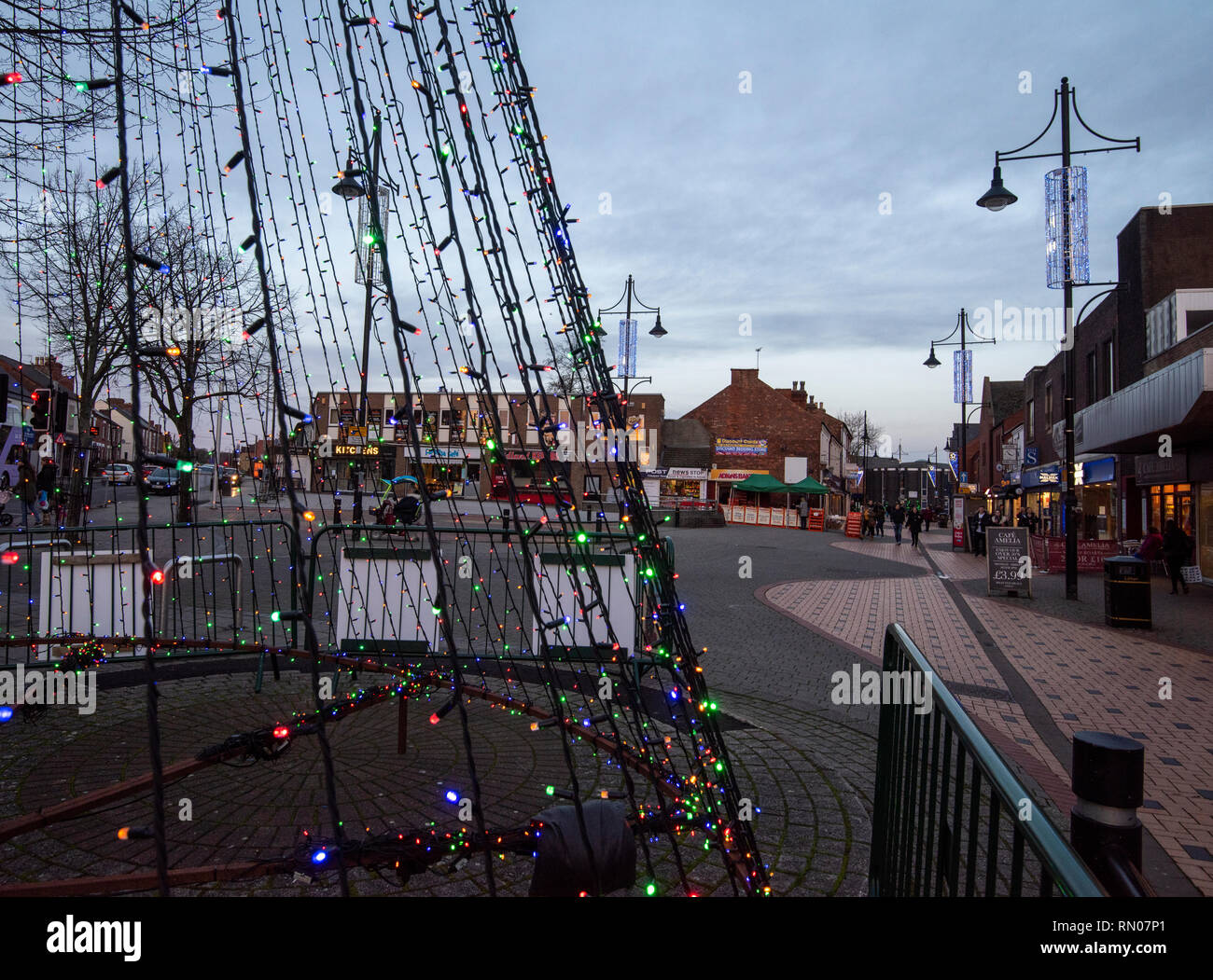 Dämmerung im Eagle Square in Arnold, Nottingham, Nottinghamshire England Großbritannien Stockfoto