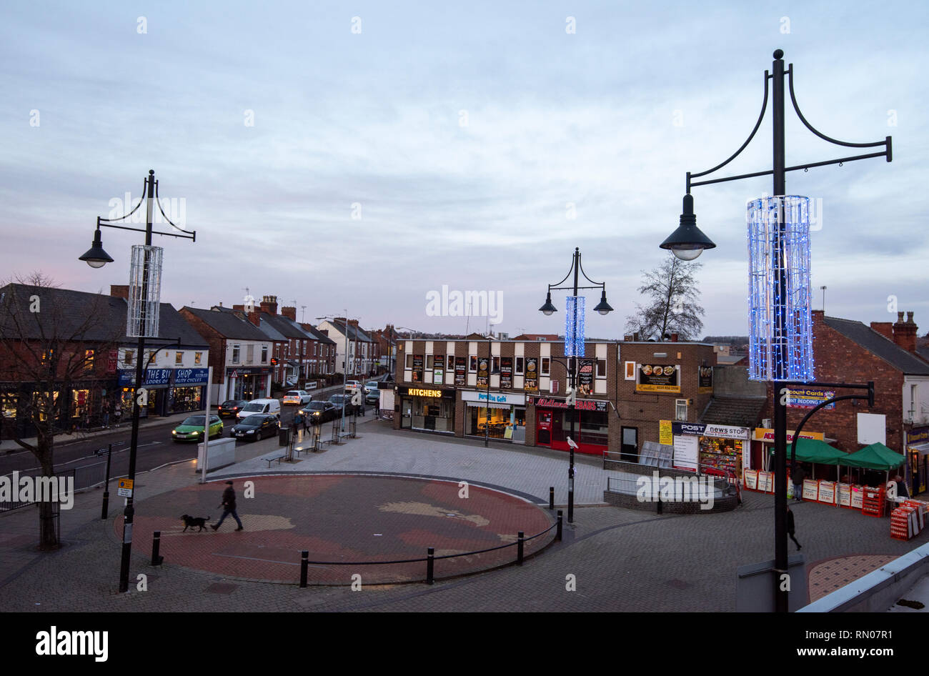 Dämmerung im Eagle Square in Arnold, Nottingham, Nottinghamshire England Großbritannien Stockfoto