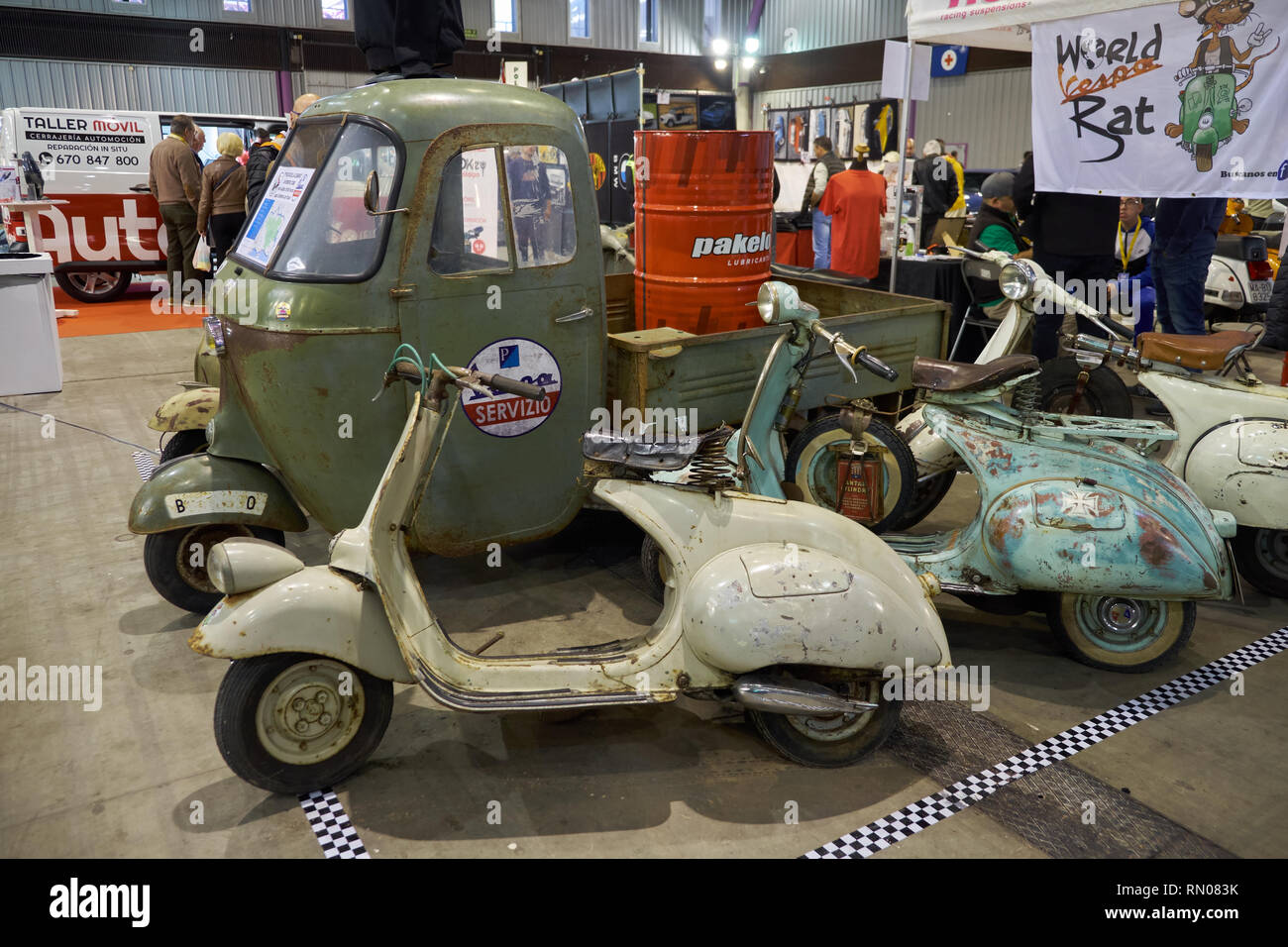 Vespa &/Vespacar Ape. Retro Málaga 2019. Spanien. Stockfoto