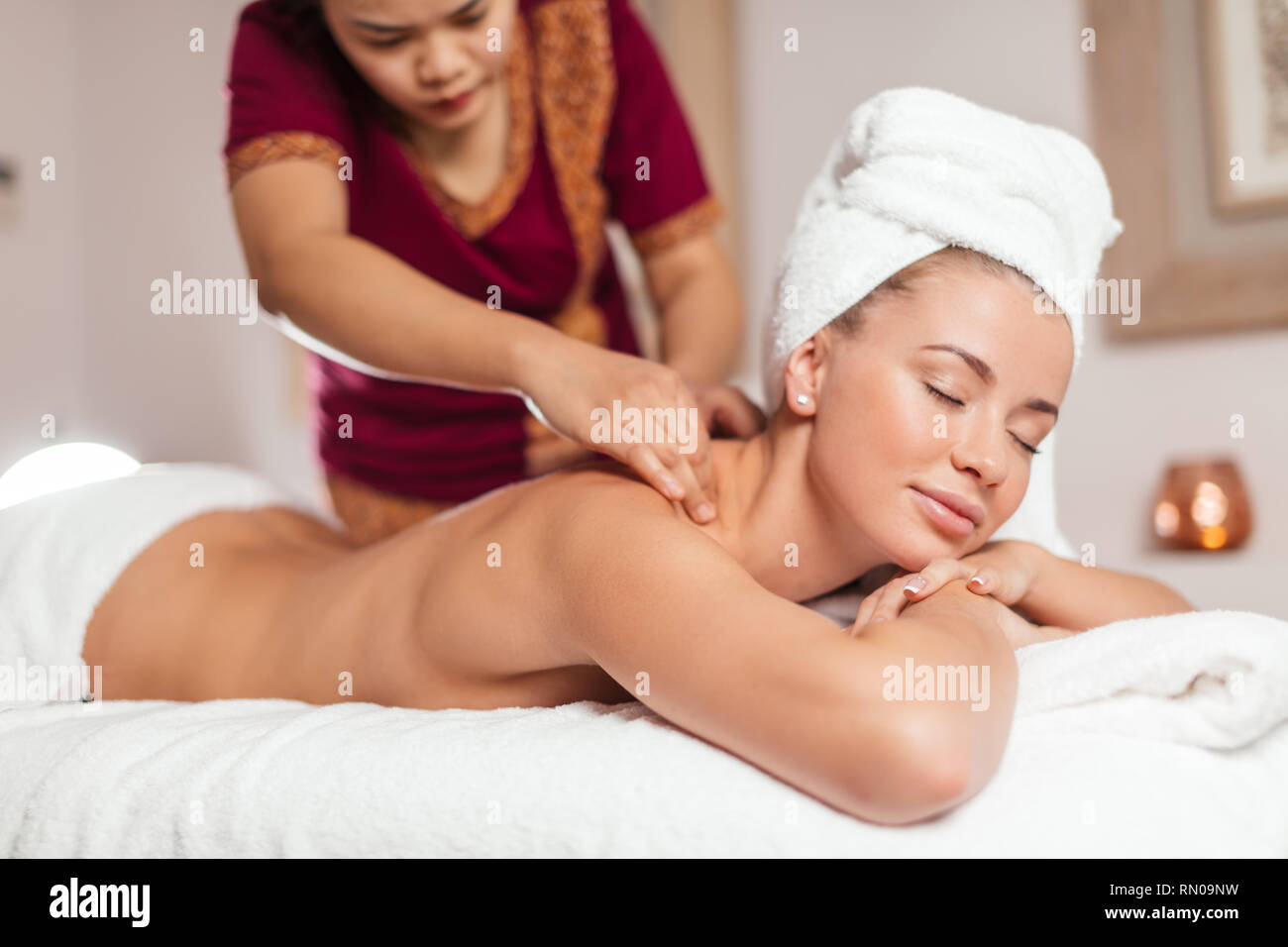 Massage für Frozen shoulder. reiving spannen und entspannen Sie Ihren Körper. Nahaufnahme Seite Foto anzeigen. Stockfoto