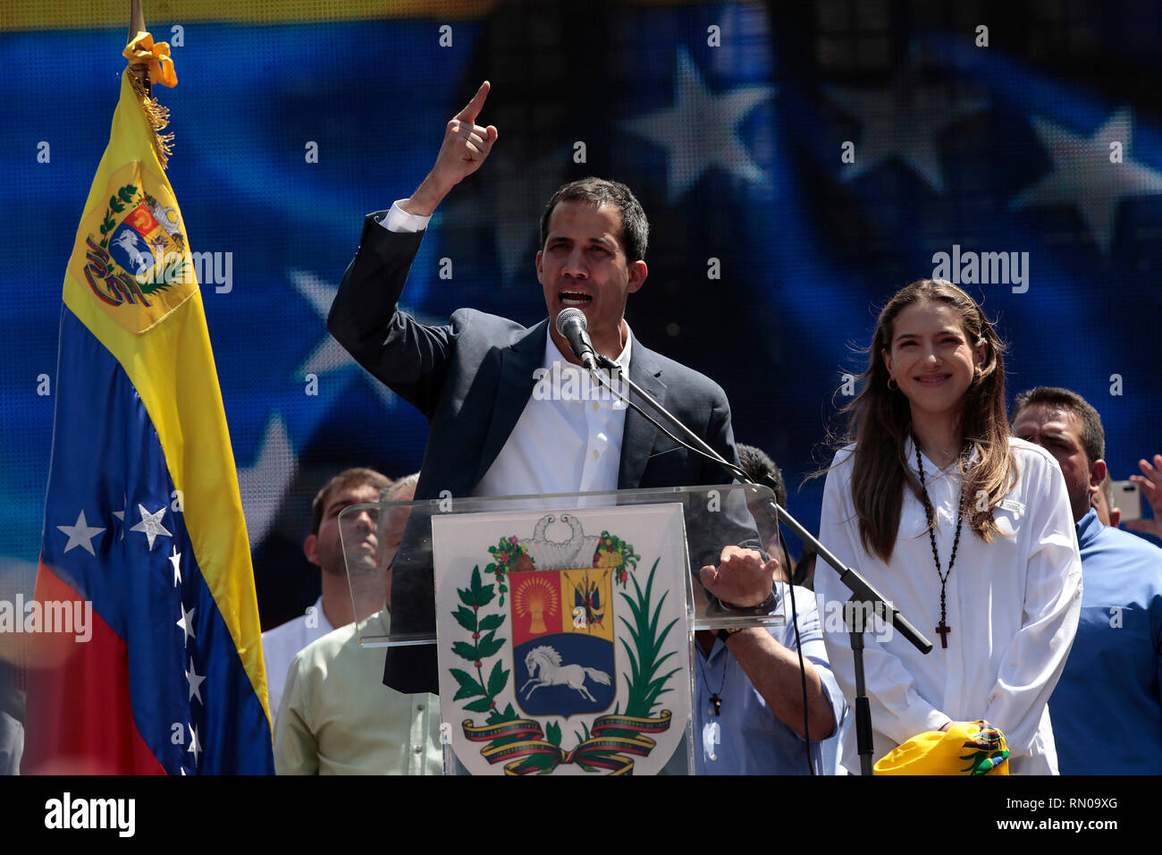 Caracas, Venezuela. 2 Feb, 2019. Die Venezolanische Opposition Leader und selbsternannte interim Präsident Juan Guaido und seine Frau Fabiana Rosales reagieren d Stockfoto