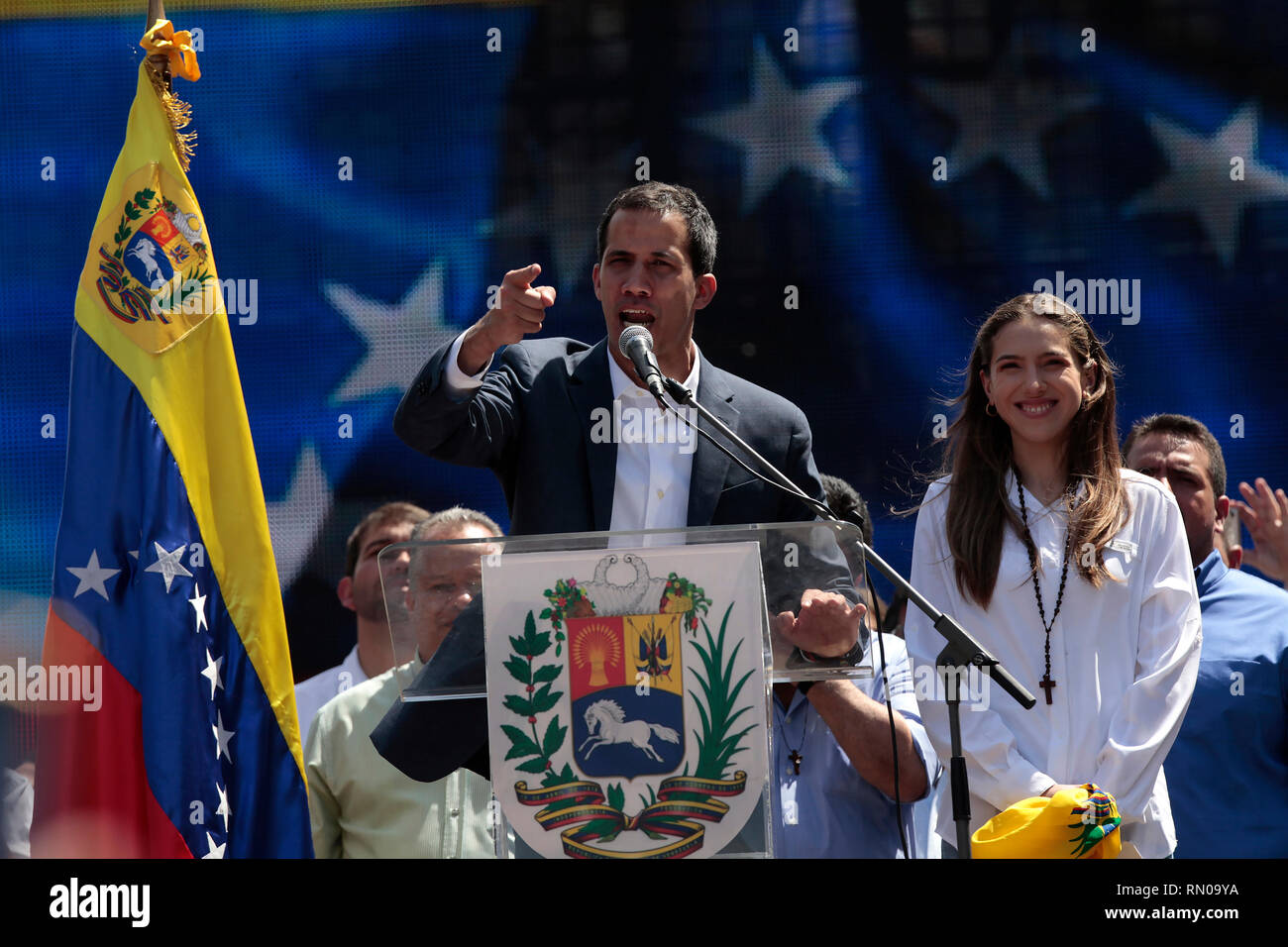 Caracas, Venezuela. 2 Feb, 2019. Die Venezolanische Opposition Leader und selbsternannte interim Präsident Juan Guaido und seine Frau Fabiana Rosales reagieren d Stockfoto