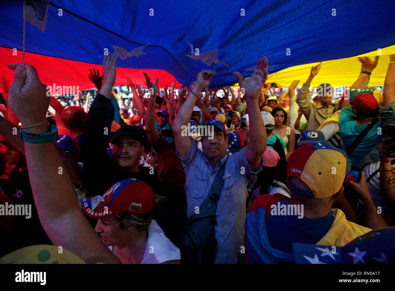 Caracas, Venezuela. 02 Feb, 2019. Hunderte protestieren die "illegitimität" von Nicolas Maduro Regierung in Caracas, Venezuela zu denunzieren. Präsident o Stockfoto