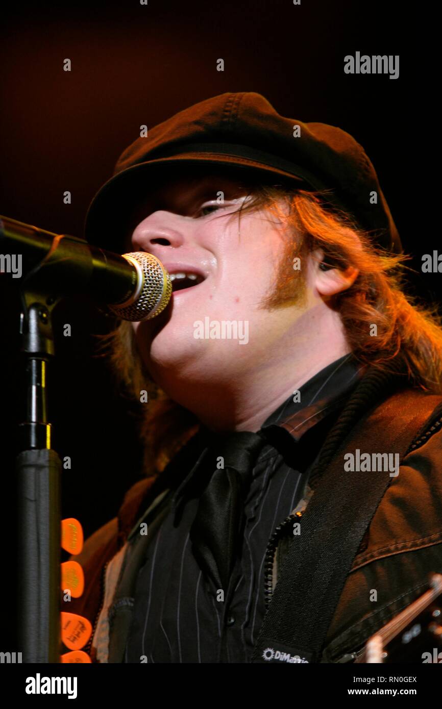 Fall Out Boy Sänger und Gitarrist Patrick Stump dargestellt auf der Bühne während einer "live"-Konzert aussehen. Stockfoto