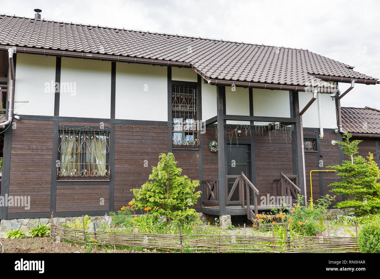 Modernes, 2-stöckiges Ferienhaus aus Holz Fassade im Vorort Stockfoto