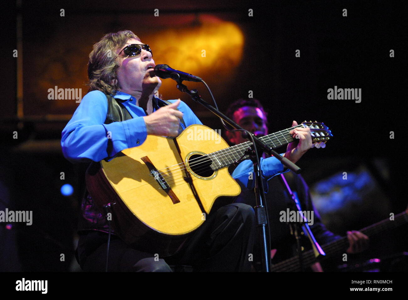 Puerto Rican Sänger und virtuoser Gitarrist, JosŽFeliciano, geboren dauerhaft Blinden aufgrund einer angeborenen Glaukom, dargestellt auf der Bühne während einer "live"-Konzert aussehen. Stockfoto