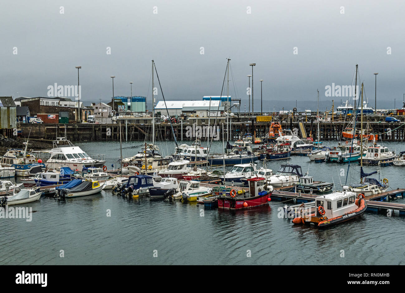 Mallaig Hafen an der Nordwestküste von Schottland an einem bewölkten Tag im Winter. Stockfoto