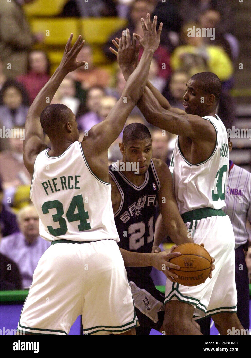 San Antonio Spurs Tim Duncan (Mitte) double Team zählen durch Boston Celtics Paul Pierce (links) und Mark Blount (rechts) im 1 qt-Aktion an der Fleet Center in Boston, Ma USA Foto von Bill Belknap März 21,2001 Stockfoto