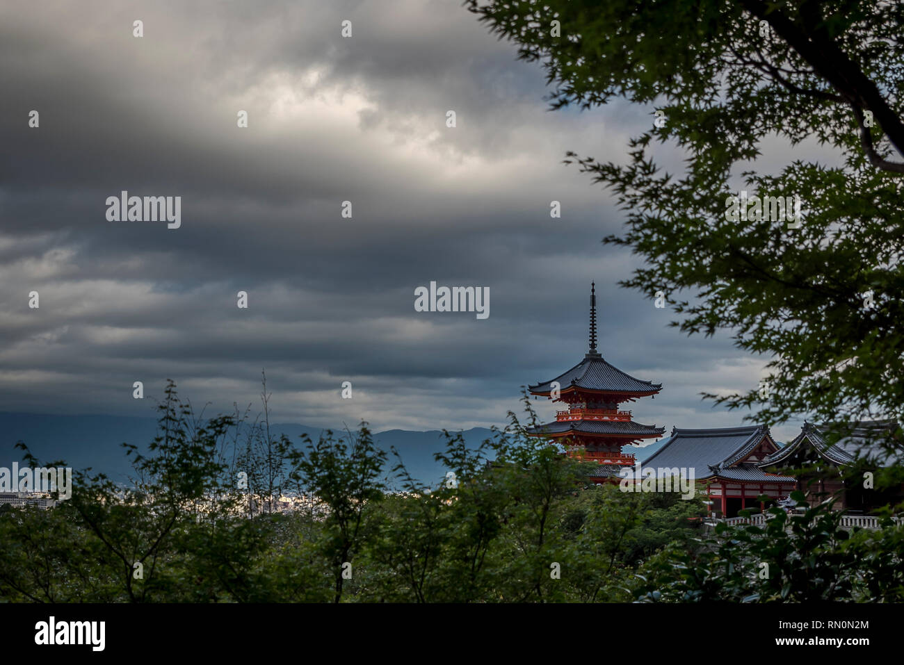 Traditionelle japanische Pagode, unter einem grünen Berghang Stockfoto