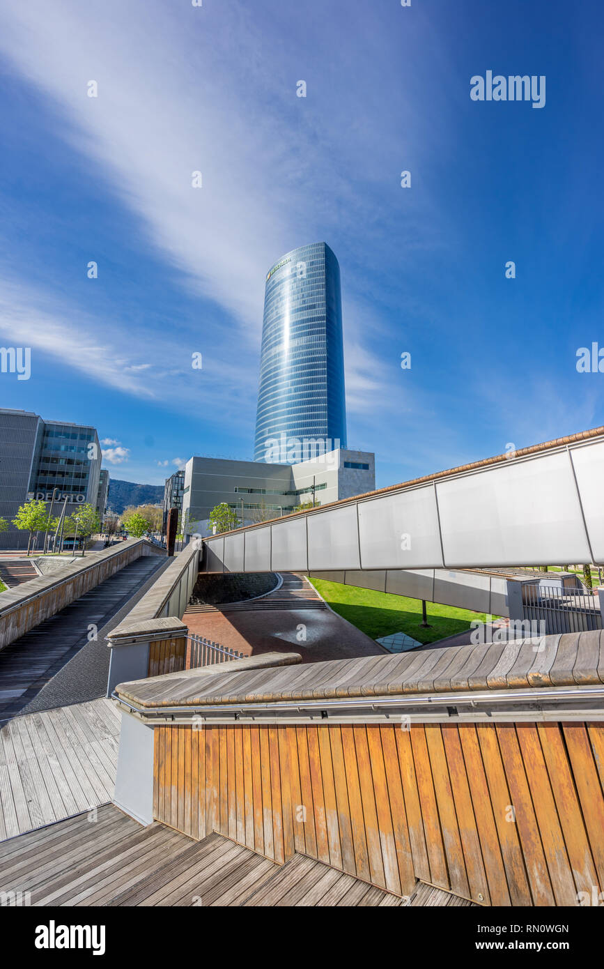 Bilbao, Baskenland, Spanien. März 26, 2017: Iberdrola Turm und Universität Deusto Gebäude von Pedro Arrupe Fußgängerbrücke. Stockfoto