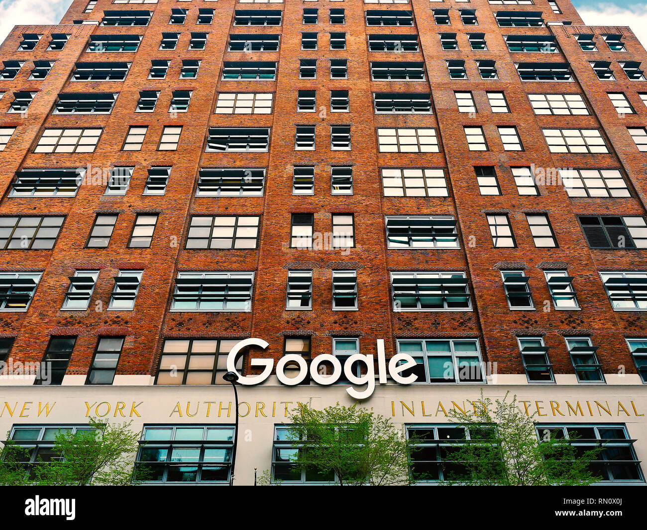 New York City, USA - Mai 2018: Google headquarter Gebäude zeichen Logo in Manhattan Stockfoto