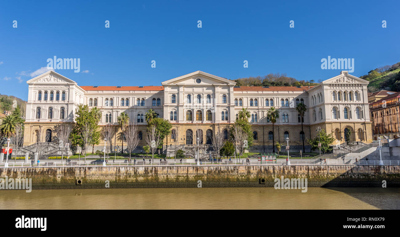 Bilbao, Baskenland, Spanien. März 26, 2017. Panoramablick von der Universität von Deusto zentralen Gebäude (La literaria) von Architekt Francisco konzipiert Stockfoto