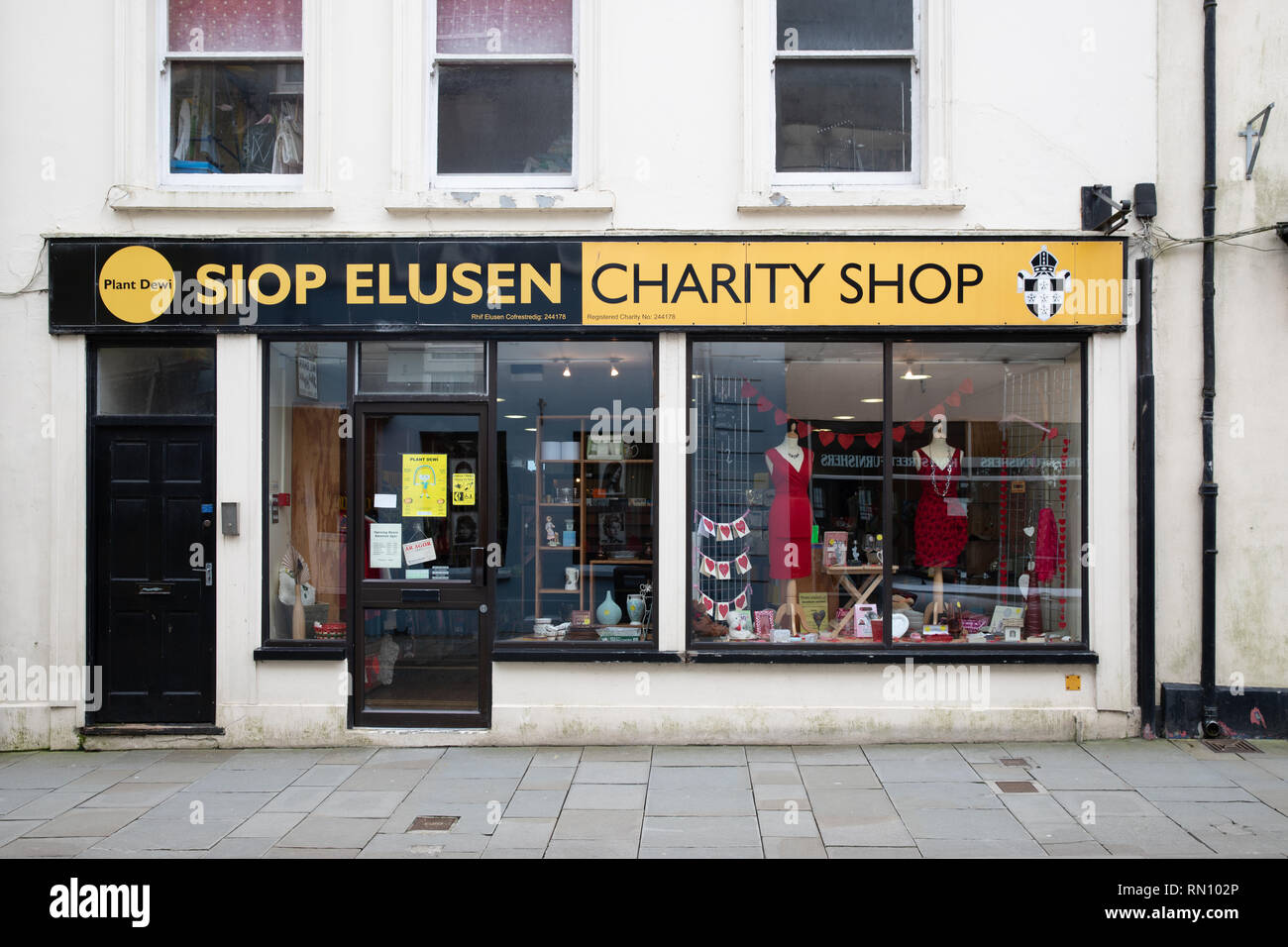 Chairty Shop in Carmarthen, Wales. Beliebte im gesamten Vereinigten Königreich diese Second Hand Läden können die Kunden ein Schnäppchen von Element zu purcahse Stockfoto