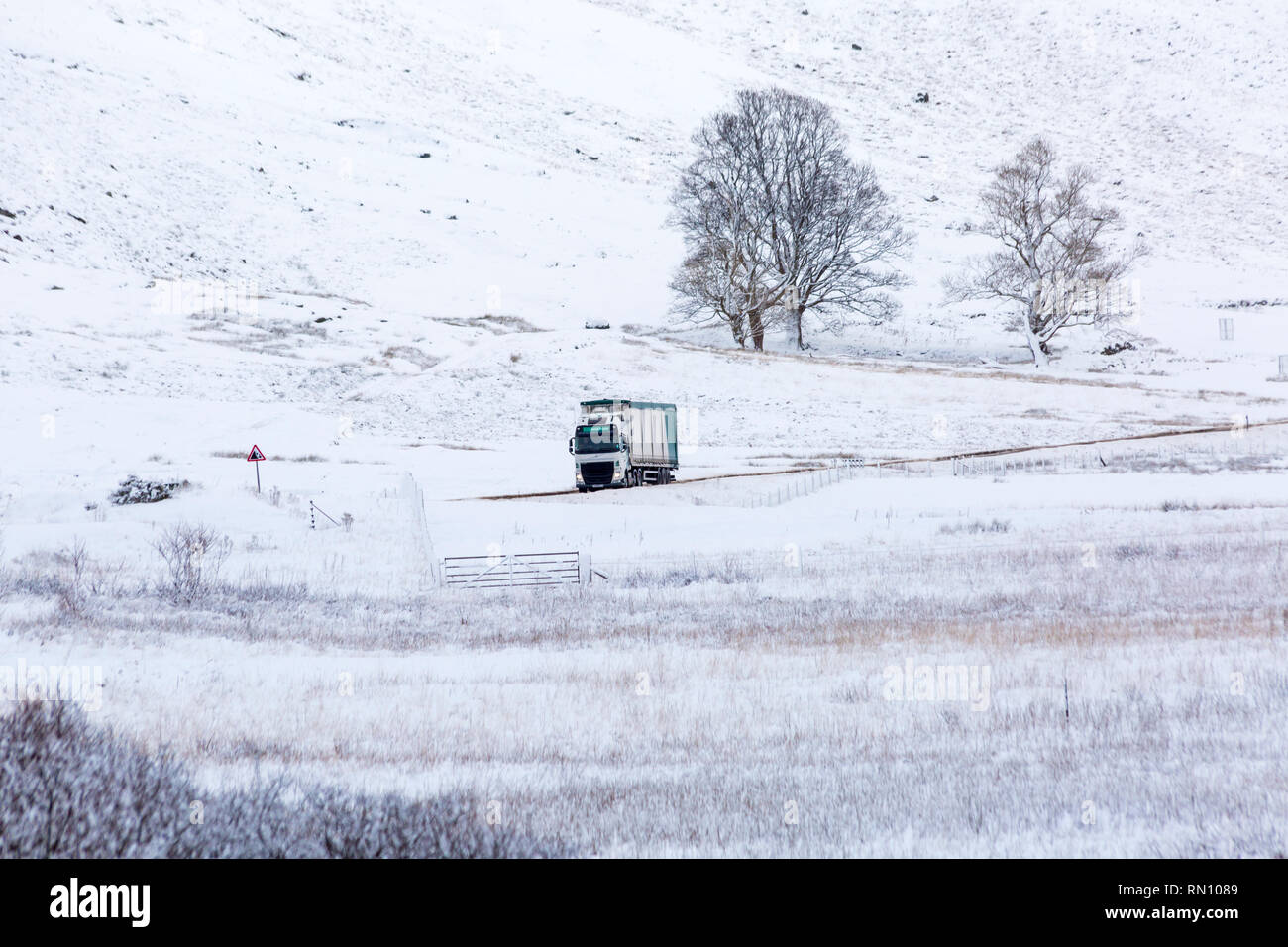 Fahrt entlang der A82 Straße an einem kalten Wintertag mit Schnee am Rannoch Moor, Glencoe, Scottish Highlands, Schottland, UK im Januar Stockfoto