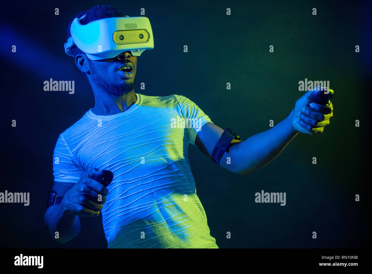 Futuristische Technologie, Augmented Reality und modernen Geräte Konzept - Afrikanische muskulösen Mann im weißen T-Shirt mit virtuellen Headset oder die 3D-Brille über du Stockfoto