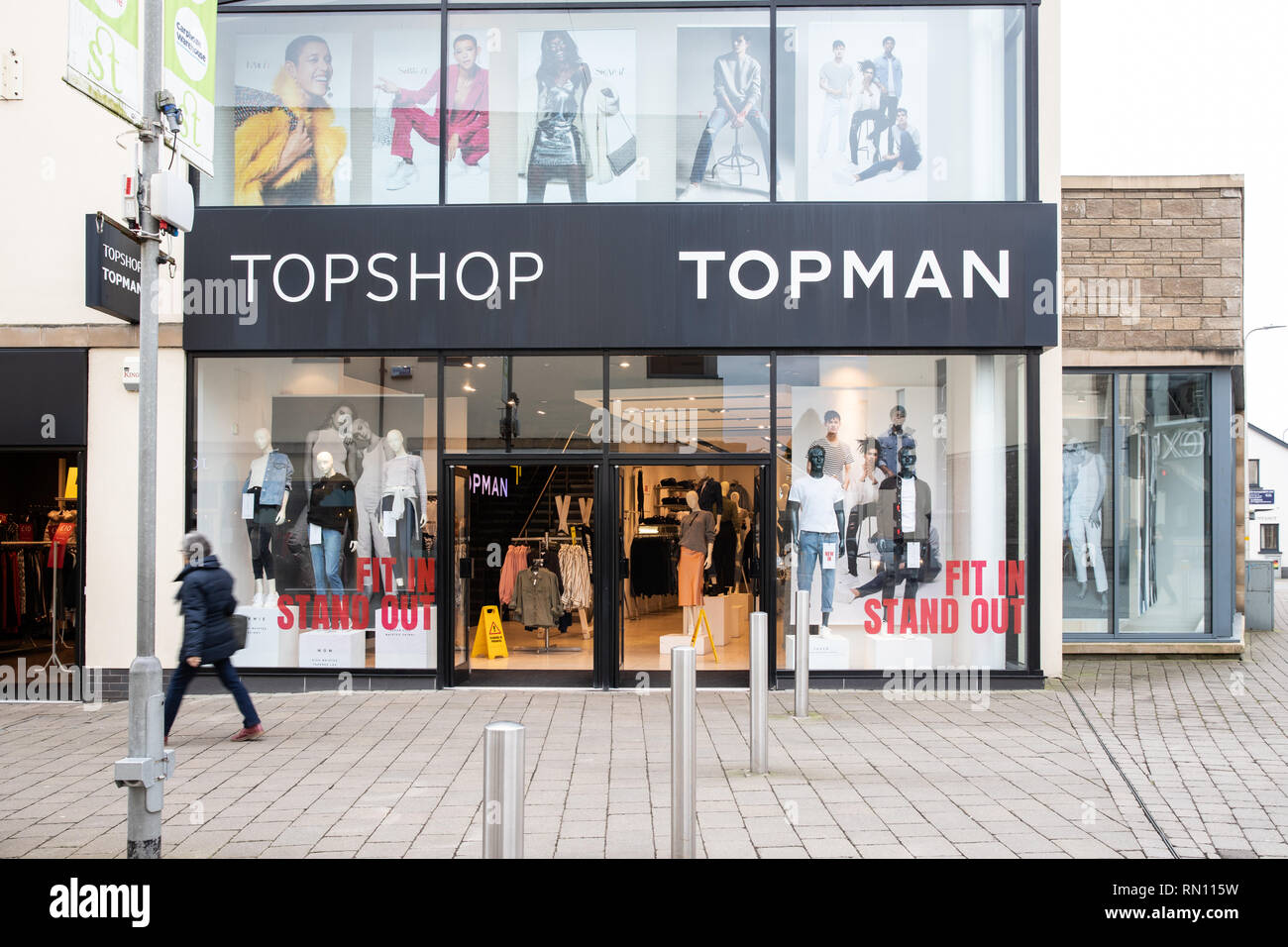 Topshop ist offen für den Handel in Carmarthen St Catherines entfernt. Chain Store auf jeden High Street, Verkauf modische Kleidung für junge Menschen. Stockfoto