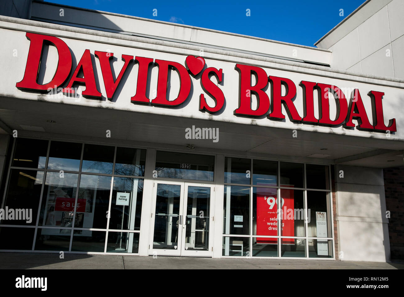 Ein logo Zeichen außerhalb des David Bridal Store in Harrisburg, Pennsylvania am 9. Februar 2019. Stockfoto