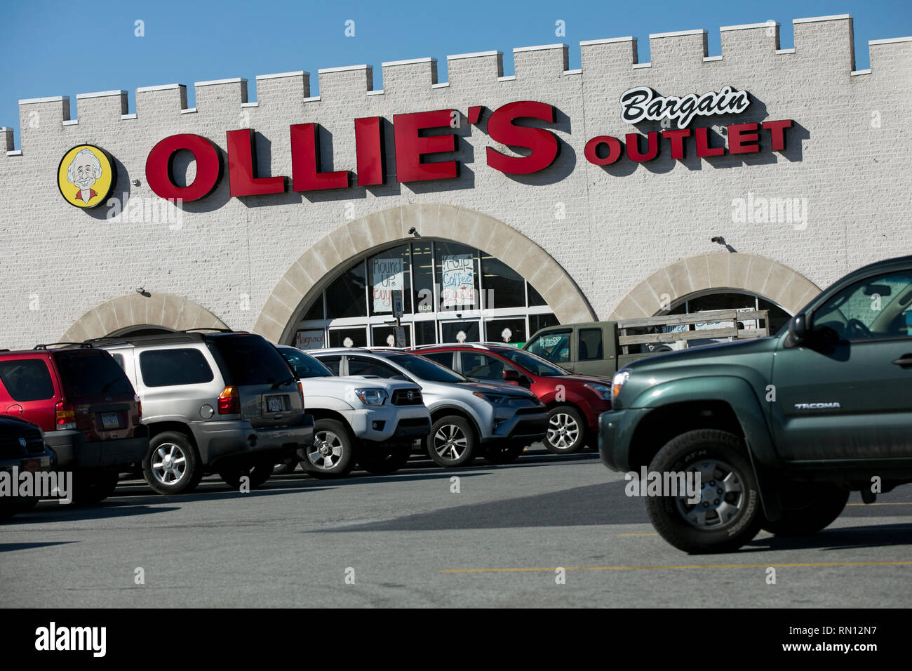 Ein logo Zeichen außerhalb des Ollie Schnäppchen Outlet Store in Lancaster, Pennsylvania am 9. Februar 2019. Stockfoto