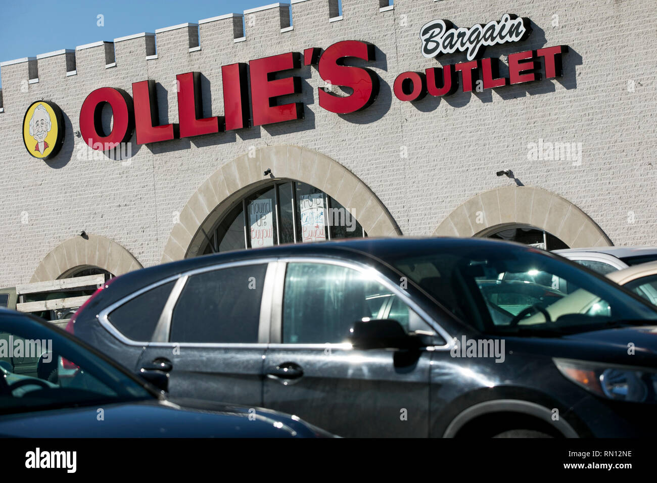 Ein logo Zeichen außerhalb des Ollie Schnäppchen Outlet Store in Lancaster, Pennsylvania am 9. Februar 2019. Stockfoto