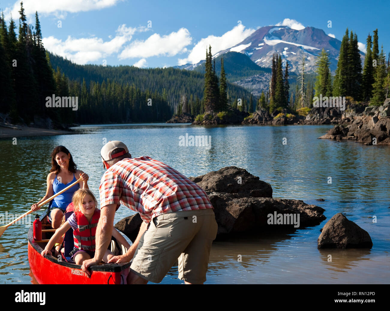 Familie Kanutour zu Funken See in der Nähe von Bend Oregon Stockfoto