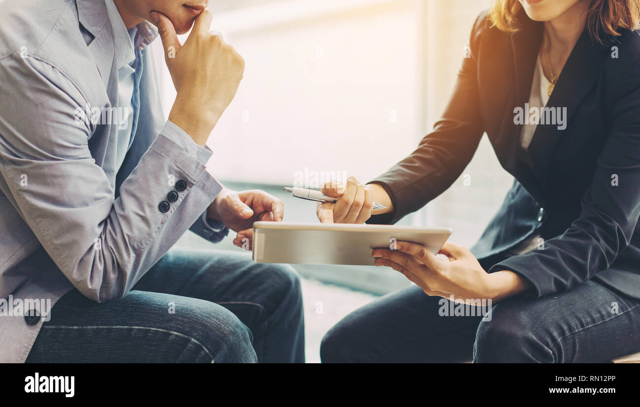 Geschäftsmann Investment Consultant analysieren Unternehmen finanzielle Bericht Bilanz der Arbeit mit digitalen Grafiken. Stockfoto