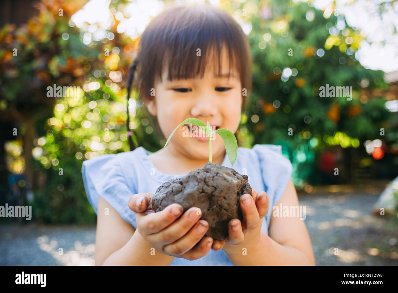 Kind Pflanzen einen Baum, um die globale Erwärmung oder den Klimawandel zu verhindern und die Erde zu retten. Konzept des Muttertags der Erde Stockfoto