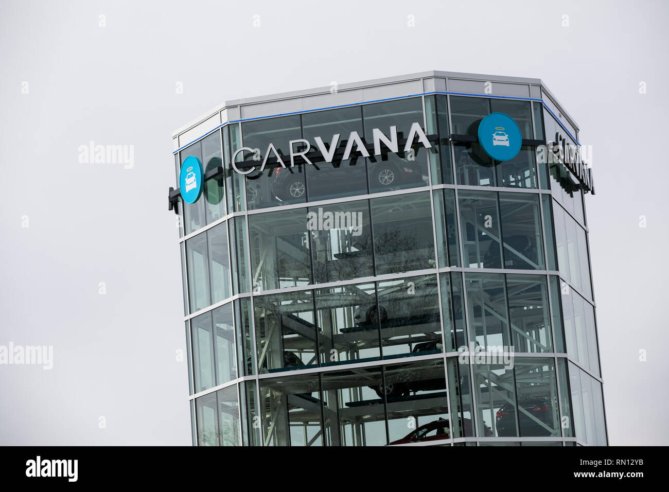 Ein logo Zeichen außerhalb eines Carvana auto Automaten in Gaithersburg, Maryland am 10. Februar 2019. Stockfoto