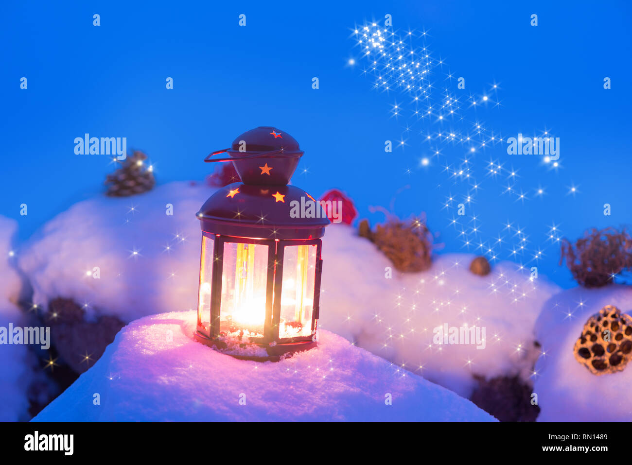 Laterne mit Kerze auf Schnee Weihnachten Hintergrund Stockfoto