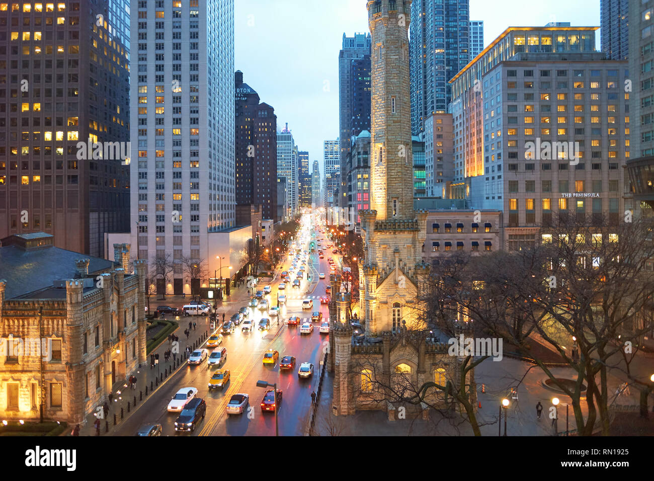 CHICAGO, IL - ca. März 2016: Chicago in der Abenddämmerung. Chicago ist die bevölkerungsreichste Stadt der Vereinigten Staaten. Stockfoto