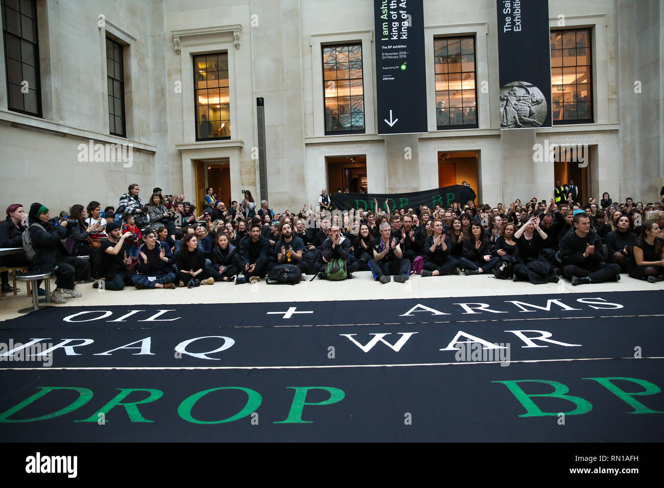 Aktivisten sind gesehen vor der Banner am British Museum während des Protestes sitzt. Hunderte von Aktivisten demonstriert im British Museum, die Sponsoring wurde die aktuelle Ausstellung "Ich bin Assurbanipal: König der Welt, der König von Assur", die mit vielen antiken Artefakten ab, was jetzt im Irak. Durch die Förderung von BP, das Britische Museum, einen großen fossilen Kraftstoff Unternehmen und Corporate kriminellen sein Image zu reinigen und neues Öl Angebote machen und seine wahre Aktivitäten ausblenden. Wie das Klima Krise entfaltet und Gemeinschaften durch Extraktion fossiler Brennstoffe fordern Gerechtigkeit betroffen ist, ist sie nicht mehr ac Stockfoto